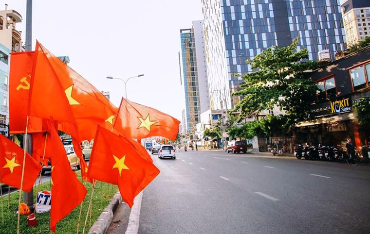 Cờ hoa tung bay rực rỡ khắp phố phường TP HCM trong ngày kỷ niệm 44 năm Thống nhất non sông.