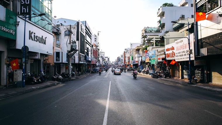 Nhiều tuyến đường ở TP HCM trở nên vắng vẻ, yên ắng trong ngày nghỉ lễ 30/4.