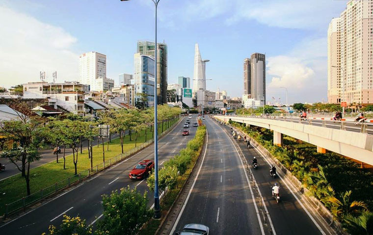 Tuyến đại lộ Võ Văn Kiệt luôn nhộn nhịp người xe nhưng trưa 30/4 thì vắng vẻ.