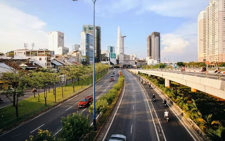 Tuyến đại lộ Võ Văn Kiệt luôn nhộn nhịp người xe nhưng trưa 30/4 thì vắng vẻ.