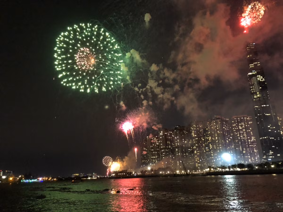 Phao hoa ruc sang, lung linh tren song Sai Gon dem 30/4-Hinh-2