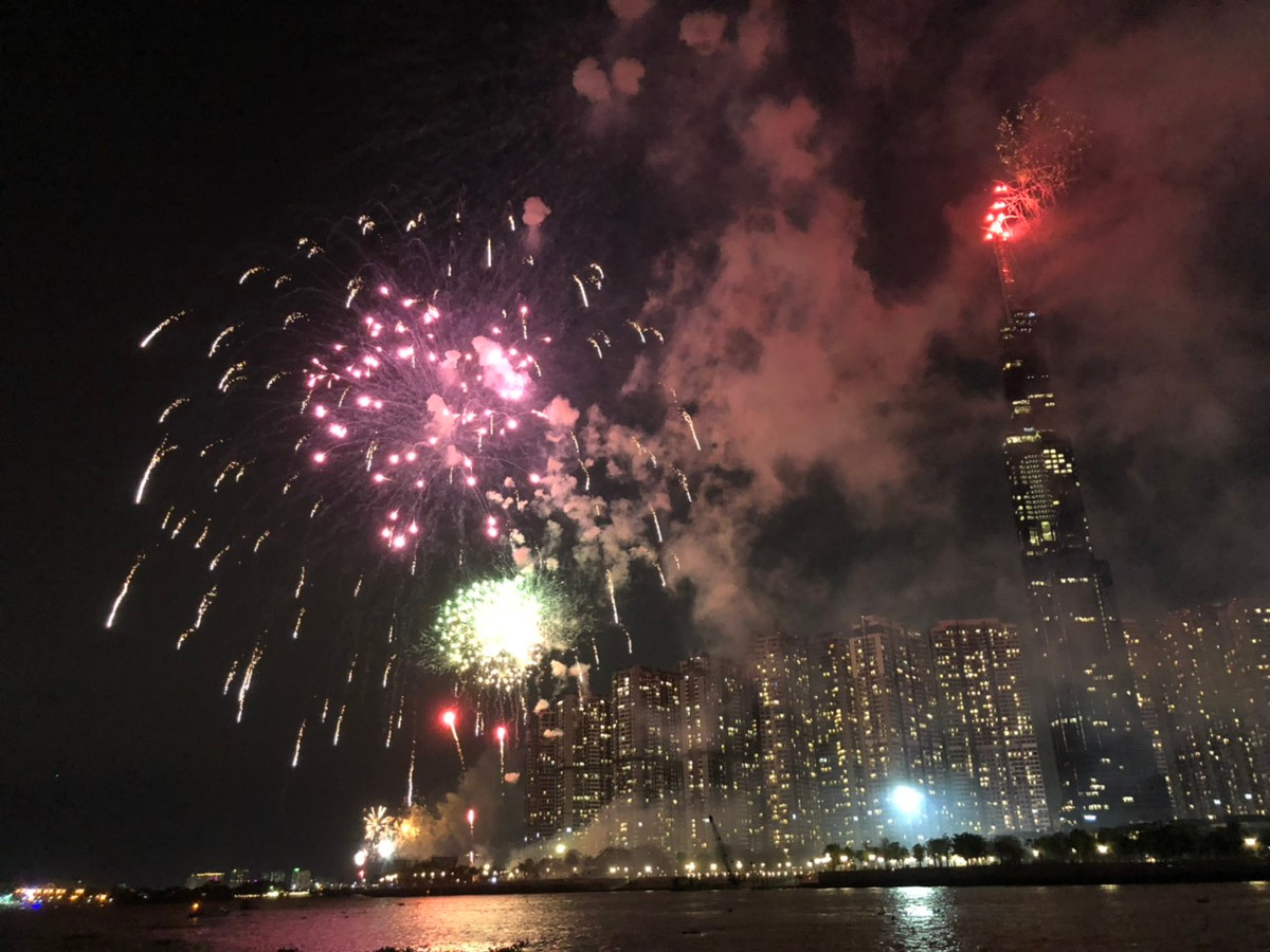 Pháo hoa rực sáng bên sông Sài Gòn.