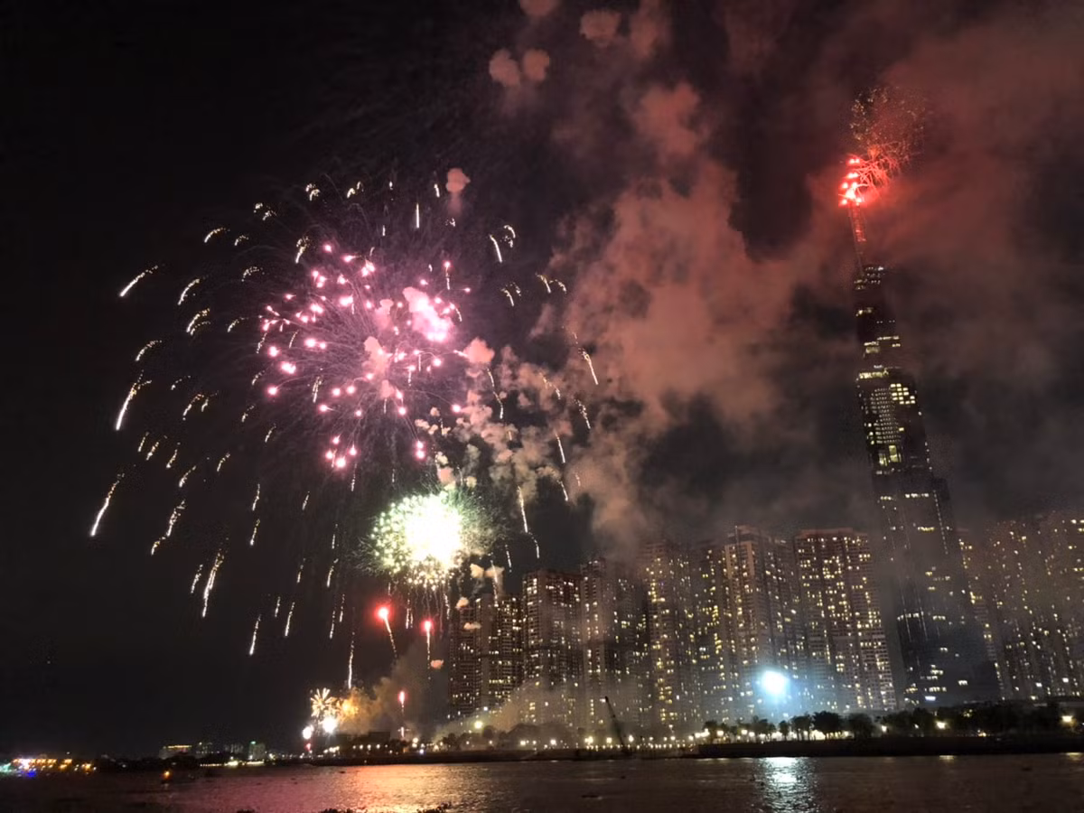 Pháo hoa rực sáng bên sông Sài Gòn.