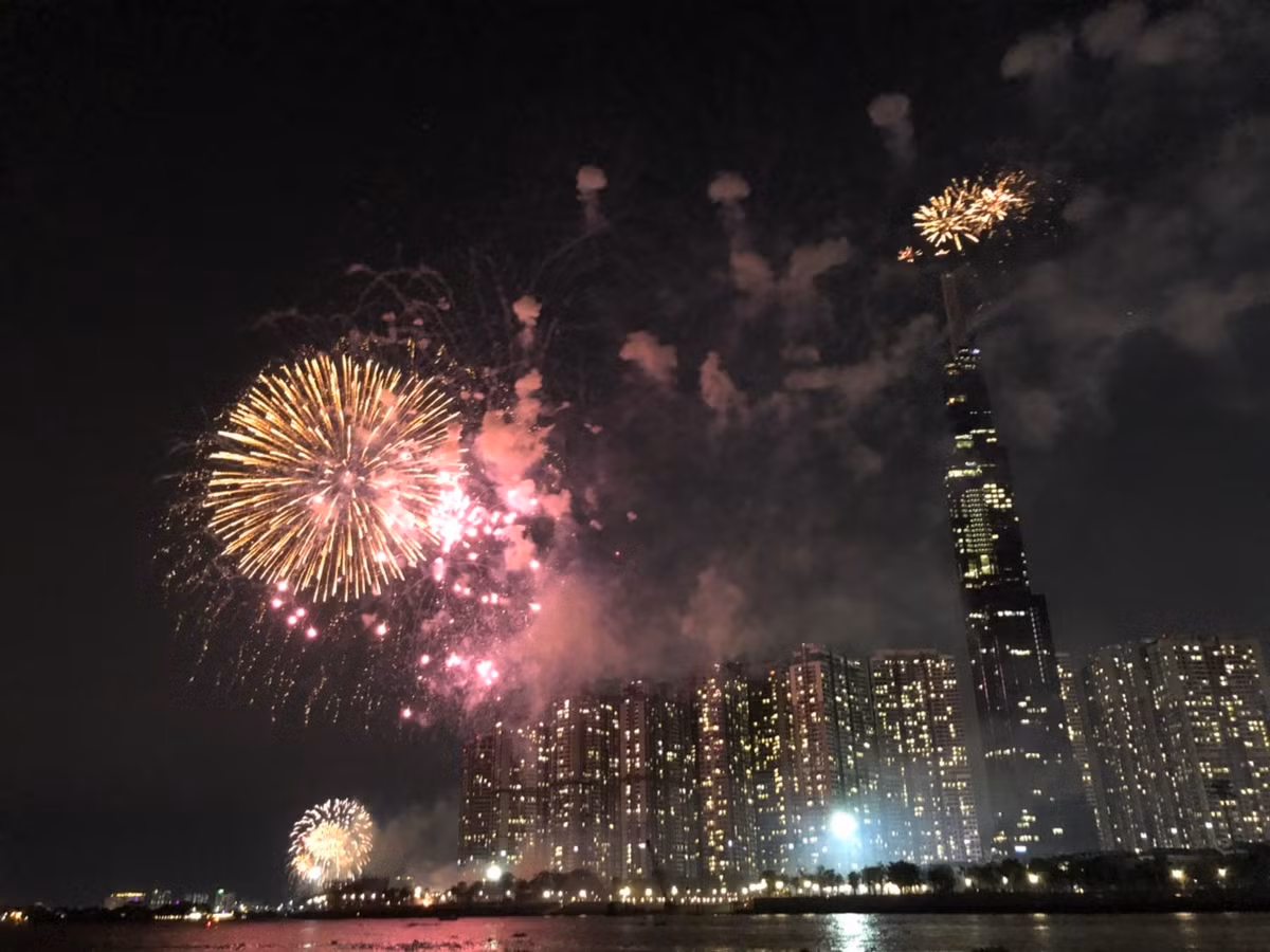 Sau tiếng nổ đì đùng, hàng loạt pháo hoa đủ màu sắc lại lung linh trên bầu trời TP HCM.