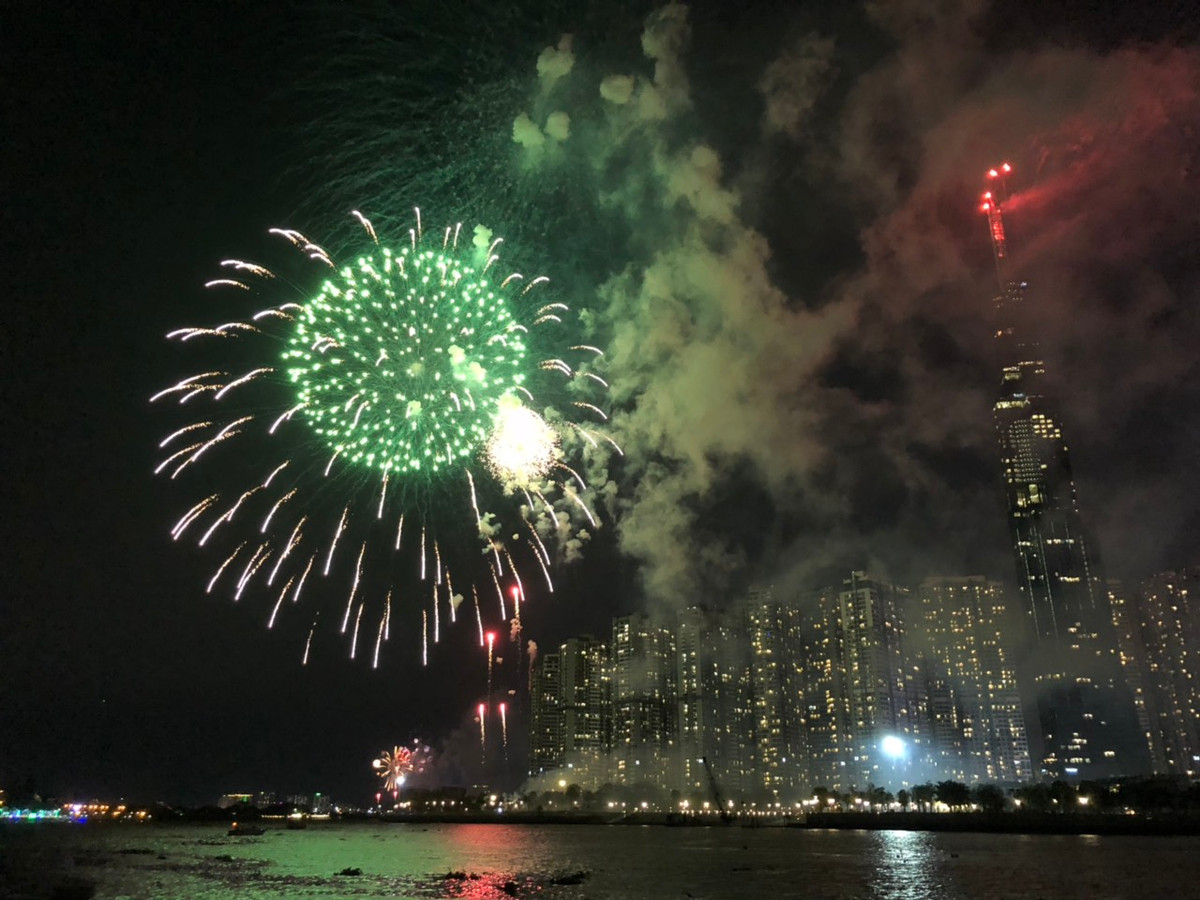 Các màn bắn pháo hoa diễn ra liên tục.