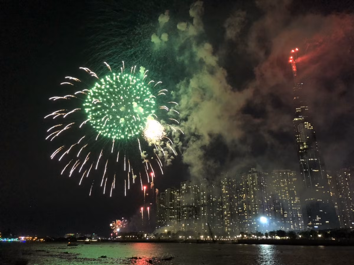 Các màn bắn pháo hoa diễn ra liên tục.
