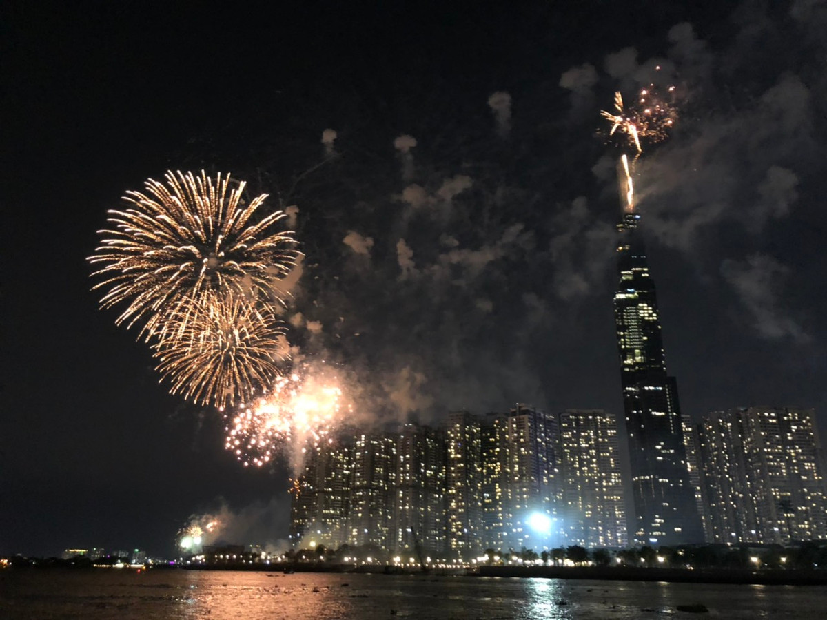 Pháo hoa lung linh bên tòa nhà Landmark 81 đêm 30/4.