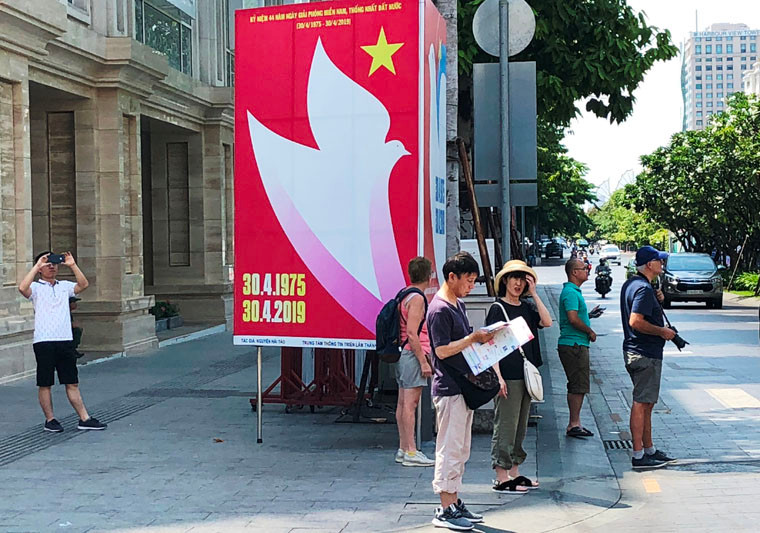 Từ sáng 30/4, khắp nơi ở các tuyến đường trung tâm TP HCM rực rỡ cờ hoa chào mừng kỷ niệm 44 năm ngày Giải phóng miền Nam, thống nhất đất nước (30/4/1975 - 30/4/2019).