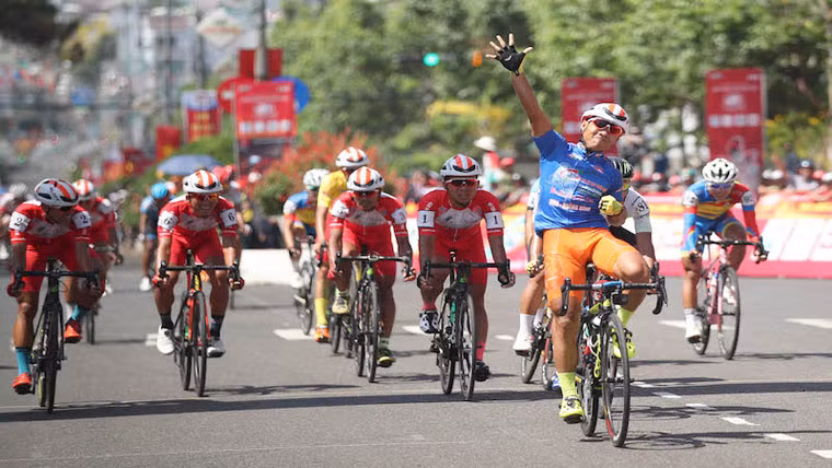 Trưa 30/4, ngay trước Hội trường Thống Nhất (trên đường Lê Duẩn, quận 1, TP HCM) diễn ra chặn cuối cùng cuộc đua xe đạp tranh cúp truyền hình 2019 "Non sông liền một dải". Sự kiện thu hút rất đông người dân TP và du khách quốc tế đến theo dõi.