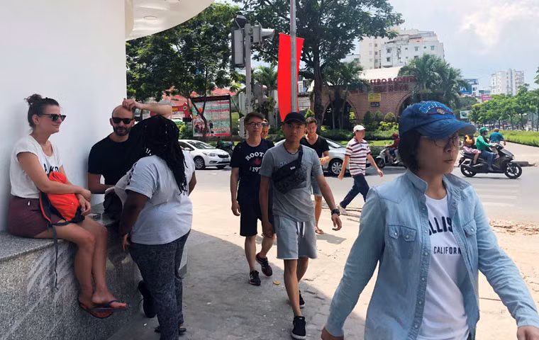 Du khách hòa cùng niềm vui với người dân TP mang tên Bác Hồ kính yêu.