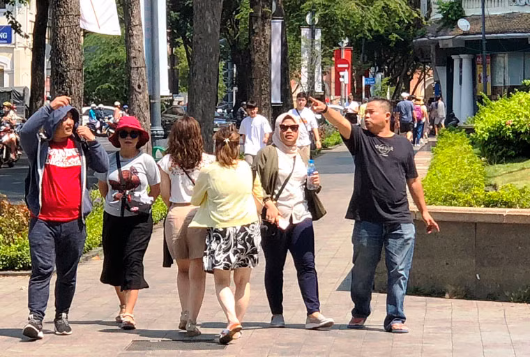 Du khách nước ngoài đến TP HCM đúng dịp lễ 30/4 tỏ ra hào hứng và bày tỏ cảm xúc tự hào khi được đến TP HCM đúng dịp đại lễ của người Việt Nam.