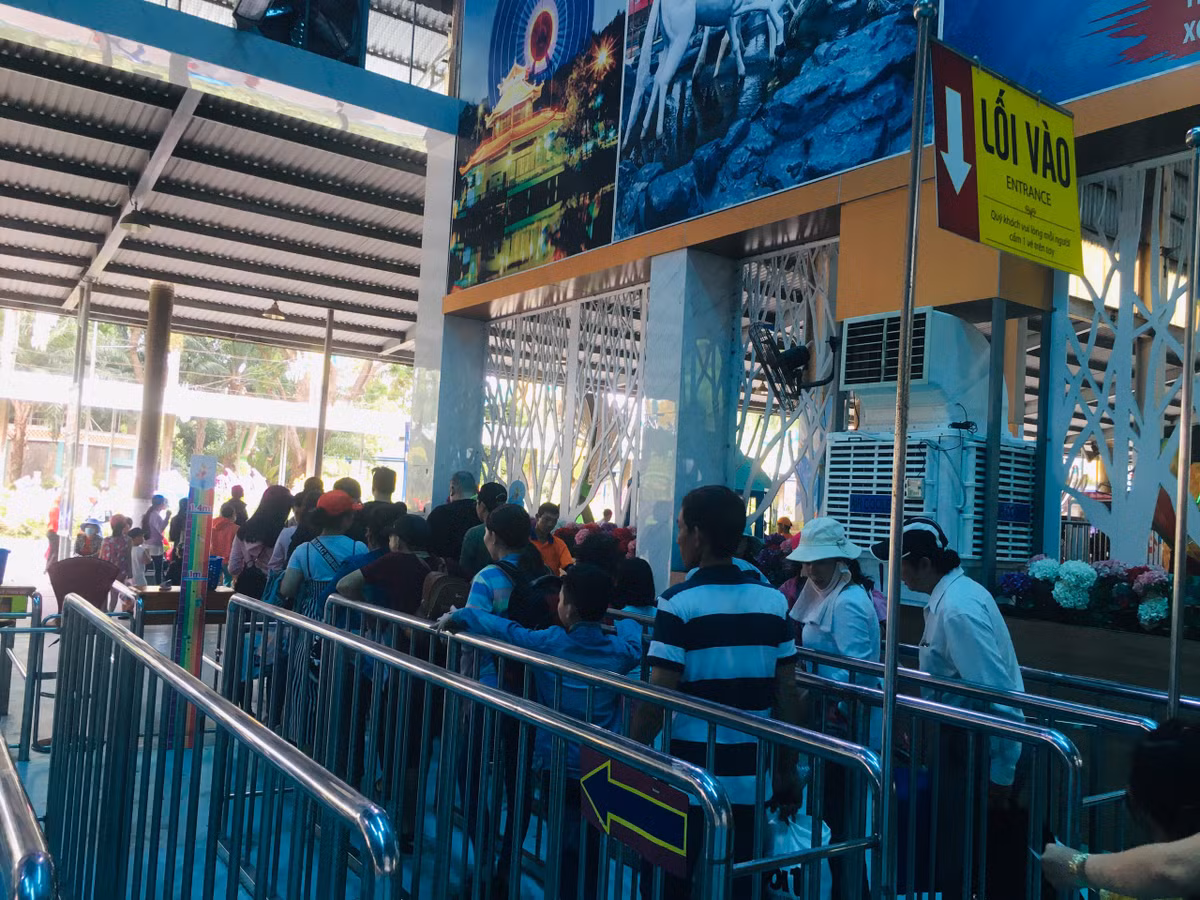 Nguoi Sai Gon do xo di tron nang ngay nghi le 30/4