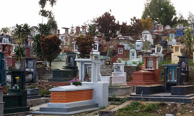 Chi tiết này được các điều tra viên đánh giá là vô cùng quan trọng, có thể ông N đã bị đối tượng "điều" đi nhiều nơi rồi mới "chọn" địa điểm vắng vẻ như khu vực nghĩa trang thôn Phương Mỹ để gây án. Các tổ trinh sát gặp gỡ nhiều người quen biết, làm cùng khu vực với ông N để chắt lọc từng chút thông tin ít ỏi. Các anh được biết, chiều ấy có một thanh niên lạ mặt, dáng người gầy, da trắng, cao khoảng 1m60 đến thuê ông N chở đi công việc. Ông N đồng ý và đi cùng người thanh niên này. Nhân chứng chỉ biết có thế, việc ông N cùng người thanh niên lạ mặt kia di chuyển đến đâu thì họ chẳng rõ. (Ảnh minh họa, nguồn internet) 