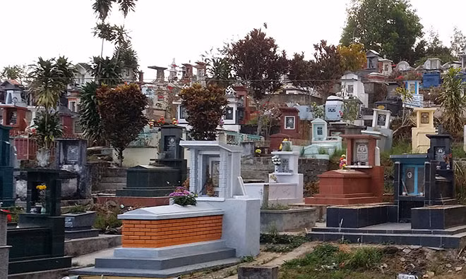 Chi tiết này được các điều tra viên đánh giá là vô cùng quan trọng, có thể ông N đã bị đối tượng "điều" đi nhiều nơi rồi mới "chọn" địa điểm vắng vẻ như khu vực nghĩa trang thôn Phương Mỹ để gây án. Các tổ trinh sát gặp gỡ nhiều người quen biết, làm cùng khu vực với ông N để chắt lọc từng chút thông tin ít ỏi. Các anh được biết, chiều ấy có một thanh niên lạ mặt, dáng người gầy, da trắng, cao khoảng 1m60 đến thuê ông N chở đi công việc. Ông N đồng ý và đi cùng người thanh niên này. Nhân chứng chỉ biết có thế, việc ông N cùng người thanh niên lạ mặt kia di chuyển đến đâu thì họ chẳng rõ. (Ảnh minh họa, nguồn internet) 