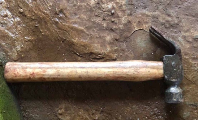 Tại Thủy Nguyên, khi tới quán nước ở xã Lâm Động, Khánh nói ông N dừng lại uống nước. Lợi dụng lúc này, gã lẻn ra phía sau sang nhà khác và mua một chiếc búa với giá 20 nghìn đồng. Khánh giấu hung khí dưới áo rồi cùng ông N tiếp tục di chuyển. Đến khu vực nghĩa trang thôn Phương Mỹ, thấy trời tối lại vắng vẻ Khánh bảo ông N dừng lại. Khi ông N tháo mũ bảo hiểm ra, gã sát nhân từ phía sau dùng búa bất ngờ hành hung nhiều nhát khiến nạn nhân tử vong tại chỗ. Gây án xong, Khánh lấy tài sản của nạn nhân rồi bỏ đi. Chiếc xe máy gã bán với giá 6 triệu 500 nghìn đồng. Chiếc điện thoại bán được 450.000 đồng.