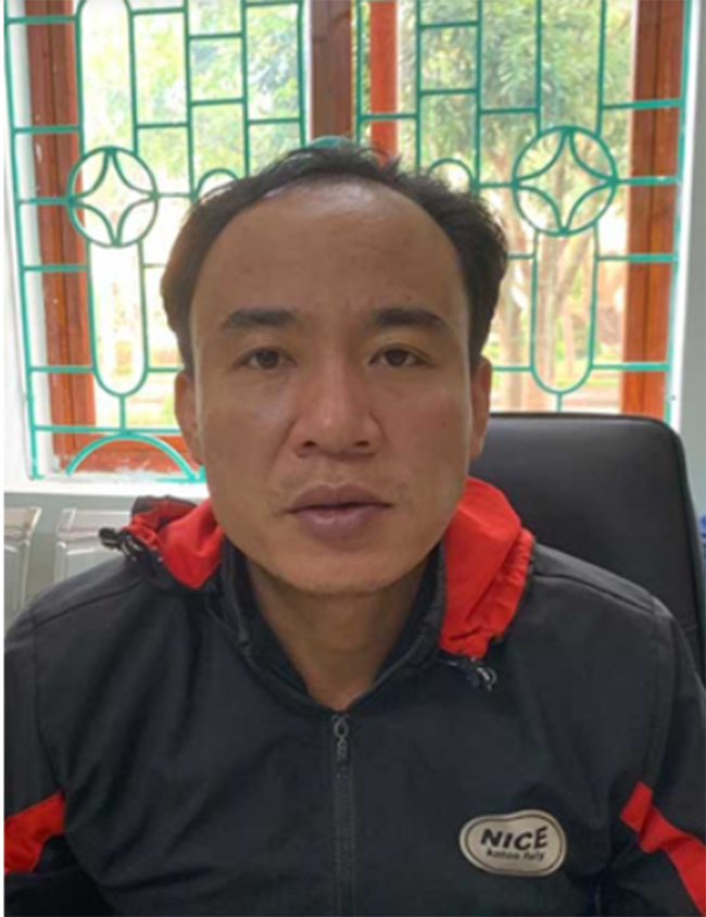 Từ căn cứ trên, ngày 12/10, ban chuyên án tiến hành triệu tập Triệu Vạn Phúc để làm việc. Tại cơ quan điều tra, Triệu Vạn Phúc luôn thể hiện thái độ quanh co, phủ nhận việc có mặt tại địa bàn huyện Sìn Hồ trước, trong thời gian xảy ra vụ án, đưa ra những chứng cứ ngoại phạm. Với những nội dung Phúc đưa ra, ban chuyên án đã cử các tổ công tác vừa kiên trì đấu tranh, vừa tiến hành xác minh nhanh nội dung lời khai của Phúc xác định tại thời điểm xảy ra vụ án Phúc có mặt tại hiện trường vụ án. 