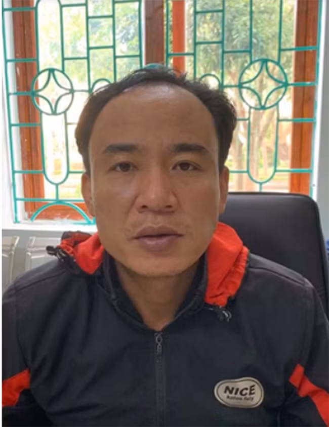 Từ căn cứ trên, ngày 12/10, ban chuyên án tiến hành triệu tập Triệu Vạn Phúc để làm việc. Tại cơ quan điều tra, Triệu Vạn Phúc luôn thể hiện thái độ quanh co, phủ nhận việc có mặt tại địa bàn huyện Sìn Hồ trước, trong thời gian xảy ra vụ án, đưa ra những chứng cứ ngoại phạm. Với những nội dung Phúc đưa ra, ban chuyên án đã cử các tổ công tác vừa kiên trì đấu tranh, vừa tiến hành xác minh nhanh nội dung lời khai của Phúc xác định tại thời điểm xảy ra vụ án Phúc có mặt tại hiện trường vụ án. 