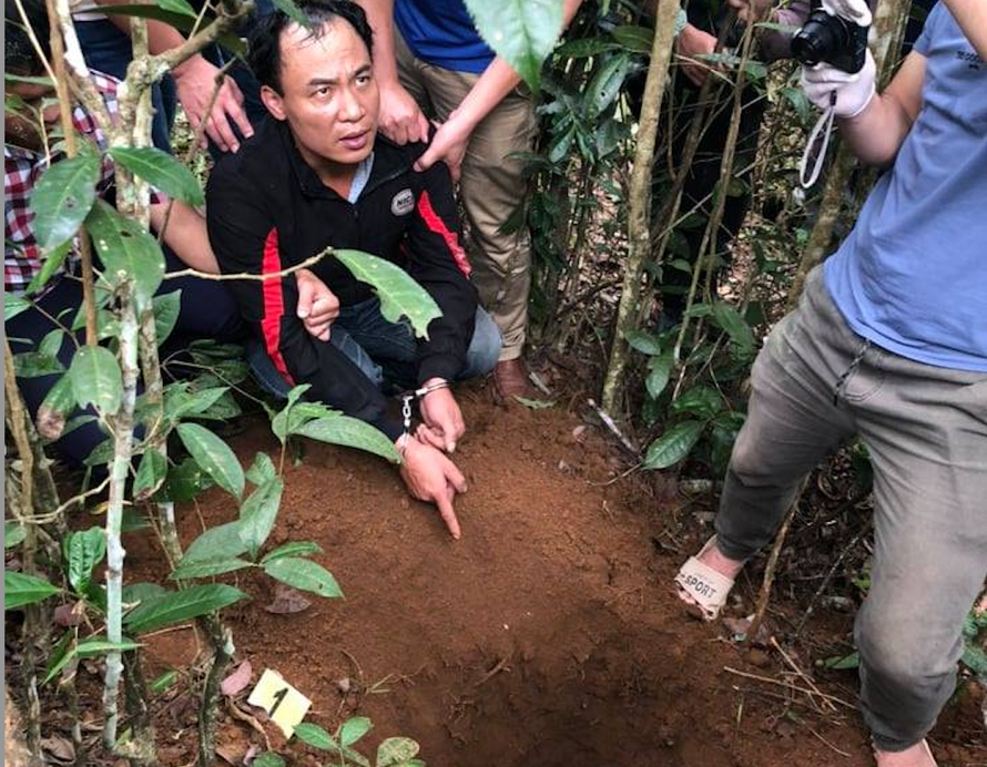 Cùng ngày, Triệu Vạn Phúc lên khu rừng thuộc bản Đội 4, xã Hồ Thầu tìm lá ngón mang về nhà nấu lấy nước cho vào chai nhựa. Đến ngày 10/10, Triệu Vạn Phúc mang theo chai nước nấu lá ngón và hẹn chị Nải lên khu rừng tái sinh thuộc bản Phìn Thàng để cúng. Trong quá trình làm lễ, Phúc đưa cho chị Nải uống chai nước lá ngón. Khi kiểm tra thấy chị Nải nằm bất động, Phúc đã chiếm đoạt toàn bộ tài sản của chị mang về nhà chôn giấu ở nương trồng chè của gia đình.