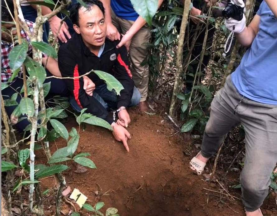 Cùng ngày, Triệu Vạn Phúc lên khu rừng thuộc bản Đội 4, xã Hồ Thầu tìm lá ngón mang về nhà nấu lấy nước cho vào chai nhựa. Đến ngày 10/10, Triệu Vạn Phúc mang theo chai nước nấu lá ngón và hẹn chị Nải lên khu rừng tái sinh thuộc bản Phìn Thàng để cúng. Trong quá trình làm lễ, Phúc đưa cho chị Nải uống chai nước lá ngón. Khi kiểm tra thấy chị Nải nằm bất động, Phúc đã chiếm đoạt toàn bộ tài sản của chị mang về nhà chôn giấu ở nương trồng chè của gia đình.