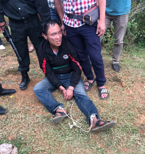 Với những tài liệu, chứng cứ chứng minh, Triệu Vạn Phúc đã phải khai nhận hành vi phạm tội của bản thân. Triệu Vạn Phúc làm thầy cúng đã nhiều năm và là người có uy tín trong đồng bào người Dao ở Lào Cai và Lai Châu. Theo phong tục, người Dao một năm phải cúng giải hạn từ 1-2 lần, họ sẵn sàng bỏ ra rất nhiều chi phí để thực hiện các nghi lễ tâm linh... Trước thời điểm xảy ra vụ án, con trai của Phúc đi viện nên anh ta rơi vào cảnh nợ nần. Khi biết chị Chéo Mỹ Nải là người có điều kiện kinh tế cần tìm thầy cúng để giải quyết việc tranh chấp đất nương do tổ tiên để lại, Phúc nảy sinh ý định lừa nạn nhân gom tài sản để làm lễ, sau đó giết để chiếm đoạt tài sản.