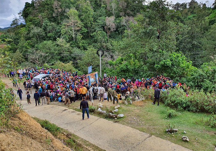 Theo hồ sơ vụ án, 10h ngày 11/10/2021, anh Chảo A Quẩy (SN 1985, trú tại bản Phìn Thàng, xã Tả Phìn, huyện Sìn Hồ, tỉnh Lai Châu), phát hiện chị Chéo Mỹ Nải (SN 1972, trú tại bản Seng Láng, xã Tả Phìn, huyện Sìn Hồ) tử vong tại khu rừng tái sinh thuộc bản Sòng Bảng, xã Tả Phìn. Tại hiện trường, công an thu giữ 1 chiếc gùi nhựa màu xanh, 1 mảnh nilon màu trắng, 1 đôi dép nhựa, 1 chiếc kẹp tóc và 1 đầu lọc thuốc lá.