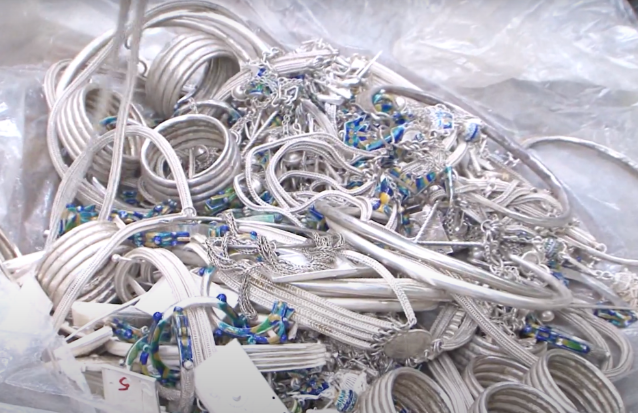 Cùng thời điểm này, Phòng Cảnh sát hình sự Công an tỉnh Lai Châu đã tổ chức rà, dựng các mối quan hệ và mâu thuẫn của nạn nhân Chéo Mỹ Nải. Qua khai thác một số người thân của nạn nhân, các điều tra viên được biết, trước đó, nạn nhân có liên hệ với nhiều người quen vay tiền mặt và mượn vàng, bạc có trị giá khoảng trên 200 triệu đồng để mang đi thuê thầy mo làm lý (làm lễ cúng). Khi phát hiện chị Nải chết, gia đình cùng các lực lượng chức năng truy tìm tài sản chị Nải mang theo nhưng không thấy.