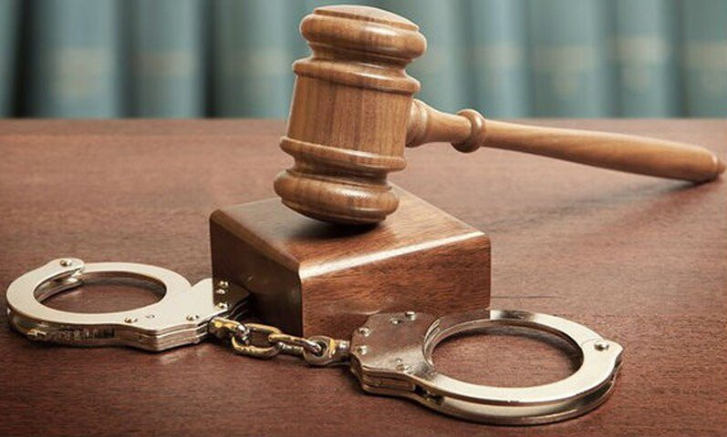 Thấy anh D chưa chết, Chanh đã dí điện vào thi thể người lái xe ôm này. Biết vợ, con sắp về, Chanh kéo xác anh D vào giấu trong phòng chứa rơm và lá bạch đàn. Sáng hôm sau, khi cả nhà đi làm hết, Chanh đưa thi thể anh D ra vườn để chôn. Hai chiếc xe máy cướp được, Chanh đem bán lấy tiền phục vụ cơn nghiện ma túy của mình. Với tội ác đầy thú tính và quái đản của mình, sau này Dương Đình Chanh đã bị TAND tỉnh Thái Nguyên kết án tử hình.