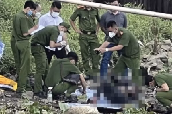 Tiến hành khảo sát khu vườn mà Chanh mới đào, lấp, Công an tỉnh Thái Nguyên lờ mờ nhận ra nơi này đang ẩn chứa điều bí mật kinh hoàng. Khi những nhát cuốc bổ xuống tại khu vườn nhà Chanh, cả Tổ công tác nín thở chờ đợi. Chỉ ít lâu sau, dưới lớp đất mỏng thi thể người lái xe ôm xấu số Ngô Duy D được tìm thấy trong tình trạng phân hủy mạnh. Nghe tin phát hiện thi thể người xe ôm mất tích tại vườn nhà Chanh, gia đình anh K cũng chạy tới. Tiến hành đào mở rộng, tất cả đều sốc khi một lần nữa phát hiện ra thi thể người. (Ảnh minh họa, nguồn internet) 