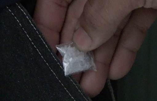 Công an tỉnh Thái Nguyên quyết định tiếp cận, làm việc với Dương Đình Chanh. Tuy nhiên, khi tới nơi thì Chanh đã không có ở nhà. Các điều tra viên nhận định, rất có thể Chanh đang đi mua ma túy về để sử dụng nên đã lên phương án đón lõng đối tượng ngay ở cổng nhà. Nhiều giờ trôi qua, trời dần về chiều mà Chanh vẫn chưa xuất hiện. Lúc này lực lượng điều tra quyết định cùng với chính quyền địa phương kiểm tra nhà Chanh. Khi vào tới gian bếp, các điều tra viên đã nhìn thấy các vết máu dính dưới nền và trên bờ tường. Khi kiểm tra kỹ, họ tìm thấy chiếc búa đinh có cán bằng sắt, phần đầu búa có dính máu. (Ảnh minh họa, nguồn internet)