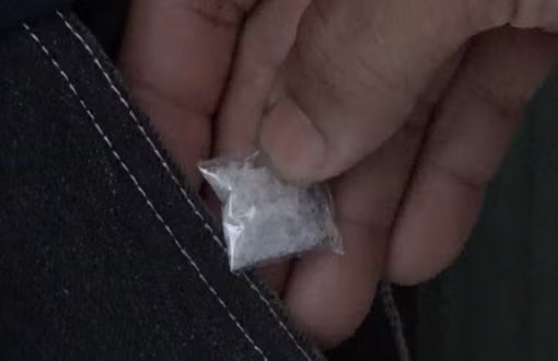 Công an tỉnh Thái Nguyên quyết định tiếp cận, làm việc với Dương Đình Chanh. Tuy nhiên, khi tới nơi thì Chanh đã không có ở nhà. Các điều tra viên nhận định, rất có thể Chanh đang đi mua ma túy về để sử dụng nên đã lên phương án đón lõng đối tượng ngay ở cổng nhà. Nhiều giờ trôi qua, trời dần về chiều mà Chanh vẫn chưa xuất hiện. Lúc này lực lượng điều tra quyết định cùng với chính quyền địa phương kiểm tra nhà Chanh. Khi vào tới gian bếp, các điều tra viên đã nhìn thấy các vết máu dính dưới nền và trên bờ tường. Khi kiểm tra kỹ, họ tìm thấy chiếc búa đinh có cán bằng sắt, phần đầu búa có dính máu. (Ảnh minh họa, nguồn internet)