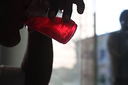 Thời điểm này, Chanh biết việc đã bại lộ, gã không về nhà mà chạy sang nhà bố mẹ vợ. Gã cất giấu 1,8 triệu đồng vào chỗ "bí mật" rồi uống thuốc cai nghiện quá liều với ý định tự vẫn. May mắn, lực lượng công an phát hiện kịp thời đã ngăn chặn, đưa đi cấp cứu. Chanh cũng bị bắt giữ ngay sau đó. Tại cơ quan điều tra, Chanh đã khai nhận toàn bộ tội ác của mình. Theo đó, do nghiện ma túy lại không có tiền. Ngày 6/9/2003 gã đi theo một xe khách. Tại đây, Chanh bị phát hiện đang có hành vi móc túi khách đi xe nên bị đuổi xuống. Gã đang đi lộ lếch thếch thì anh K chạy xe tới và chào mời đi "xe ôm". Chanh đồng ý và bảo anh K đưa về nhà tại thôn Kè. (Ảnh minh họa, nguồn internet) 