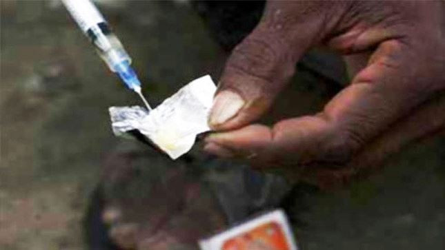 Chanh được bố mẹ vợ chia cho một mảnh đất để cất nhà. Những năm 2000, tại Thái Nguyên xuất hiện nhiều khu vực khai thác khoáng sản trái phép. Vì muốn đổi đời, Chanh cũng ra nhập "đội quân" đào vàng thổ phỉ. Làm lụng suốt một thời gian dài, vàng chẳng thấy đâu mà Chanh lại ngập vào con đường nghiện ma túy. Sau này, khi chính quyền sở tại đẩy mạnh công tác quản lý, triệt phá các hầm, mỏ khoáng sản trái phép, nhóm người làm nghề như Chanh chẳng còn đất dung thân. (Ảnh minh họa, nguồn internet)