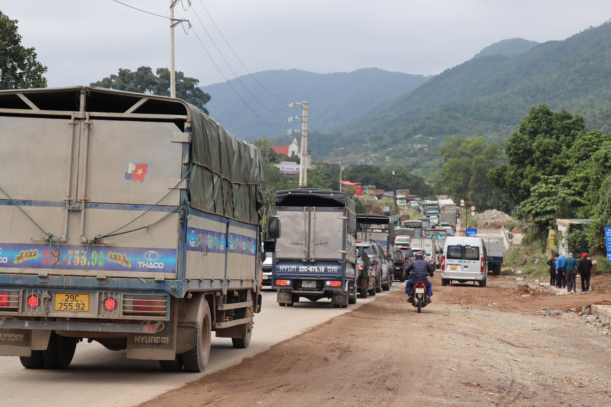 Hòa Bình: Tai nạn liên hoàn trên quốc lộ, giao thông ùn tắc kéo dài - Hình 2 Hoa Binh: Tai nan lien hoan tren quoc lo, giao thong un tac keo dai-Hinh-2