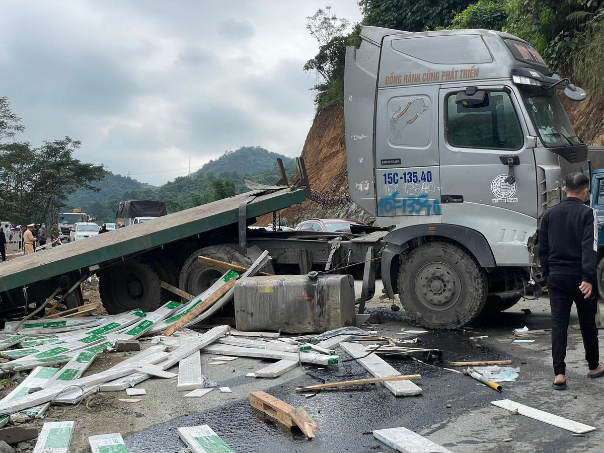 Hòa Bình: Tai nạn liên hoàn trên quốc lộ, giao thông ùn tắc kéo dài Hoa Binh: Tai nan lien hoan tren quoc lo, giao thong un tac keo dai