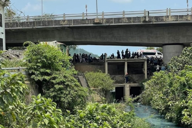 Theo hồ sơ vụ án, rạng sáng 25/8/2014, một người dân đi chợ sớm phát hiện tại khu vực bến Tam Thương dưới chân cầu Trà Khúc (thuộc tổ 3, phường Nghĩa Chánh, TP Quảng Ngãi) một nam giới khoảng 30 tuổi gục chết giữa vũng máu. Xung quanh có những vệt màu đỏ bám lên cả cành cây, tảng đá. Kết quả khám nghiệm tử thi xác định, nạn nhân chết do đa chấn thương, trong đó vết đâm chí mạng ở vùng ngực gây đứt cuống tim, thủng phổi gây mất máu cấp, tử vong gần như ngay lập tức. Gần hiện trường có mảnh lưỡi dao kim loại màu trắng, đầu mũi dao bị uốn cong, trên lưỡi dao dính máu. Công an còn phát hiện chiếc cán dao bằng gỗ, trên cán quấn vải và cũng dính máu. (Ảnh minh họa, nguồn internet)