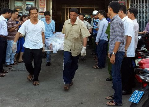 Tại Vũng Tàu, được biết sáng sớm 15/12/2014, khi người nhà ông Trần Hoàng Ngân đến mở cửa tiệm thực phẩm chay "Âu Lạc" trên đường Xô Viết Nghệ Tĩnh, phường Thắng Tam, TP Vũng Tàu thì phát hiện ông chủ tiệm đã tử vong tại lầu 1, trên cơ thể đầy vết máu. Hàng xóm cho biết, lúc 22h tối hôm trước, họ còn thấy ông Ngân đứng trước cửa quán Âu Lạc. Kết quả khám nghiệm hiện trường, khám nghiệm tử thi xác định, ông Ngân bị đâm hàng chục nhát dao khắp thân thể, nằm chết ngay trên giường, cạnh đó có một bộ dụng cụ dùng để giác hơi. Dưới lầu, có một chiếc xe đạp lạ, trong khi chiếc xe máy của ông Ngân để trong nhà đã bị mất...(Cơ quan chức năng đưa thi thể ông Ngân ra khỏi hiện trường) 