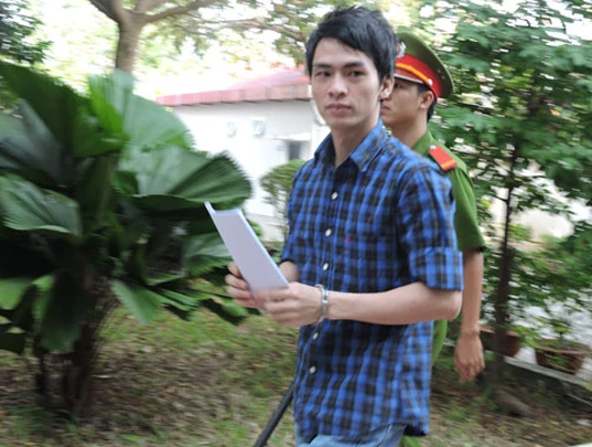 Điểm khai, trên đường chạy trốn, hắn đã dừng lại mở cốp xe lấy ví của anh Hiệp, thấy có 500.000 đồng, 1 giấy đăng ký cùng 1 giấy bảo hiểm xe máy 76G1-063.61, 1 CMND và 1 giấy phép lái xe (tất cả đều mang tên Lê Minh Hiệp). Chạy đến ngã tư cầu Bà Di, thuộc địa phận thôn Phú Mỹ 1, xã Phước Lộc, huyện Tuy Phước, tỉnh Bình Định, Điểm rẽ vào quốc lộ 19 lên thẳng tỉnh Đắk Lắk. Đêm đó, Điểm thuê ngủ tại 1 phòng trọ ở TP.Buôn Ma Thuột. Sáng sớm hôm sau (ngày 25/8/2014), Điểm nghĩ cách tiêu thụ chiếc xe nên chạy xuống TP.Pleiku, tỉnh Gia Lai. Khi đến khu vực bến xe Đức Long, Điểm vào tiệm cầm đồ thế chấp chiếc xe máy và được chủ tiệm nhận cầm với giá 15 triệu đồng. 