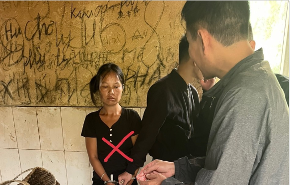 Kết quả vào 8h, ngày 10/11, tại Nhà bếp nấu cơm cộng đồng của Trung tâm y tế huyện, Tổ công tác Công an huyện Mường Tè đã bắt quả tang đối tượng Thàng Hà Nu khi Nu đang bán ma bán ma túy cho 2 đối tượng là Mào Văn Liêm (SN 1995, HKTT: phố 9, thị trấn Mường Tè) và Chin Văn Tâm (SN 1986, HKTT: phố 3, thị trấn Mường Tè, đều là bệnh nhân đang điều trị bệnh tại Trung tâm y tế huyện) mỗi người 1 tép heroin với giá 50 ngàn đồng. Kiểm tra túi vải Nu đeo trên người, tổ công tác phát hiện thu giữ thêm được 124 tép heroin. 