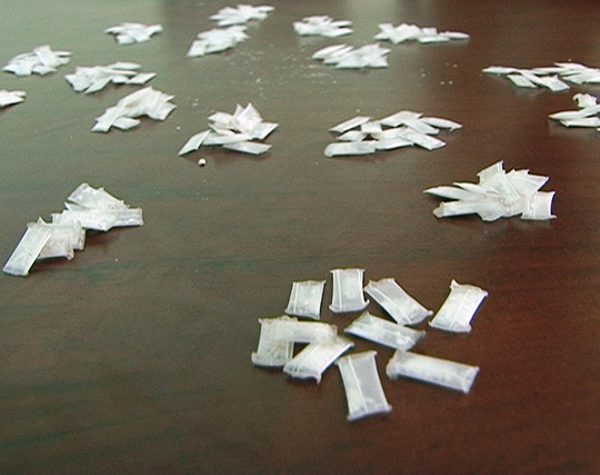 Nu nảy sinh ý định đi mua heroin về chia nhỏ thành từng tép, hàng ngày Nu đi từ nhà mình ở xã Nậm Khao cách thị trấn 32km mang heroin đến Trung tâm y tế huyện, bán lẻ cho số đối tượng này để kiếm lời. (Ảnh minh họa, nguồn internet)