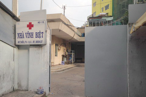 Bên cạnh đó, thời điểm này Trung tâm y tế có một số người nghiện đến điều trị bệnh và cũng có nhiều đối tượng nghiện là người nhà bệnh nhân; những người này cũng có những biểu hiện lạ như lén lút đi ra khu vực Nhà bếp cộng đồng khi không phải giờ nấu ăn hoặc khu vực cổng phụ cũng như khu Nhà xác vắng vẻ kể cả lúc đêm khuya, có dấu hiệu nghi vấn sử dụng chất ma túy. Nhận định nhiều khả năng Hà Nu bán lẻ ma túy lưu động cho các đối tượng nghiện, lãnh đạo Công an huyện Mường Tè đã giao cho đội CSĐT tội phạm về ma túy chủ trì phối hợp Công an thị trấn nhanh chóng triệt xóa điểm bán lẻ ma túy lưu động nói trên (Ảnh minh họa, nguồn internet) 