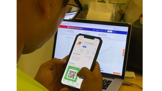 3. Thống nhất ứng dụng phòng chống dịch COVID-19. Ứng dụng Phòng chống dịch COVID-19 quốc gia (PC- COVID) chính thức ra mắt trên hệ thống kho ứng dụng Apple Store và Google Play từ ngày 30/9. Ứng dụng này sẽ đồng bộ dữ liệu với hệ thống quản lý tiêm chủng, xét nghiệm COVID-19 để người dân tra cứu.