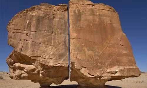 Thông qua phương pháp xác định niên đại, các chuyên gia cho hay khối đá Al Naslaa khoảng 4.000 tuổi. Một số nhà khoa học nhận định vết cắt hoàn hảo trên khối đá hàng nghìn tuổi Al Naslaa là do tác động của thiên nhiên.