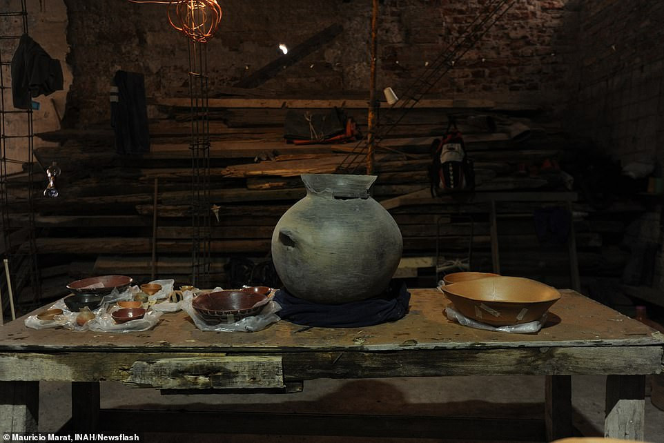 Nhà khảo cổ Mara Becerra làm việc tại dự án này cho hay 13 lư hương được đặt theo 2 hướng: Đông - Tây và Bắc - Nam.