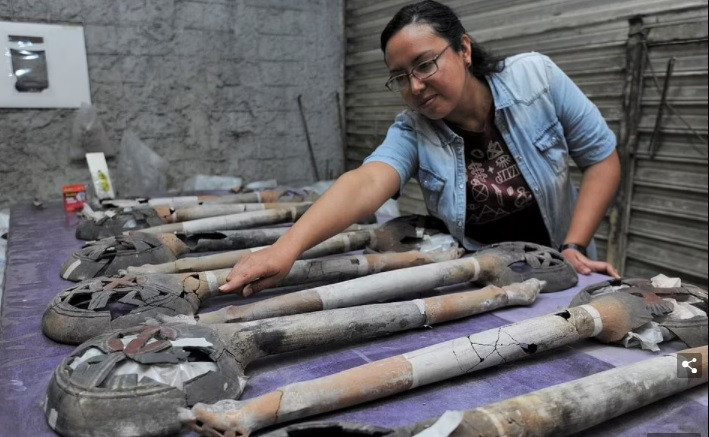 Theo các chuyên gia, những cổ vật trên thuộc về đế chế Aztec. Từ đây, bí mật rùng rợn về nghi lễ hiến tế của người Aztec được hé lộ.