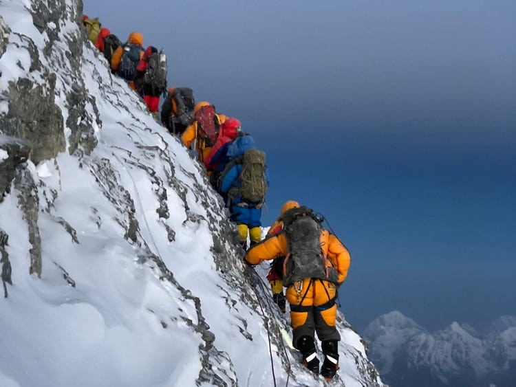 Khi chinh phục đỉnh Everest, các nhà leo núi vẫn có thể sử dụng Internet.