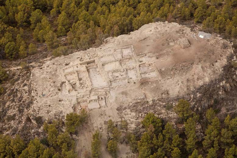 Kết quả các kiểm tra của các chuyên gia cho thấy người đàn ông qua đời khi khoảng 35 - 40 tuổi trong khi người phụ nữ tử vong ở độ tuổi từ 25 - 30.