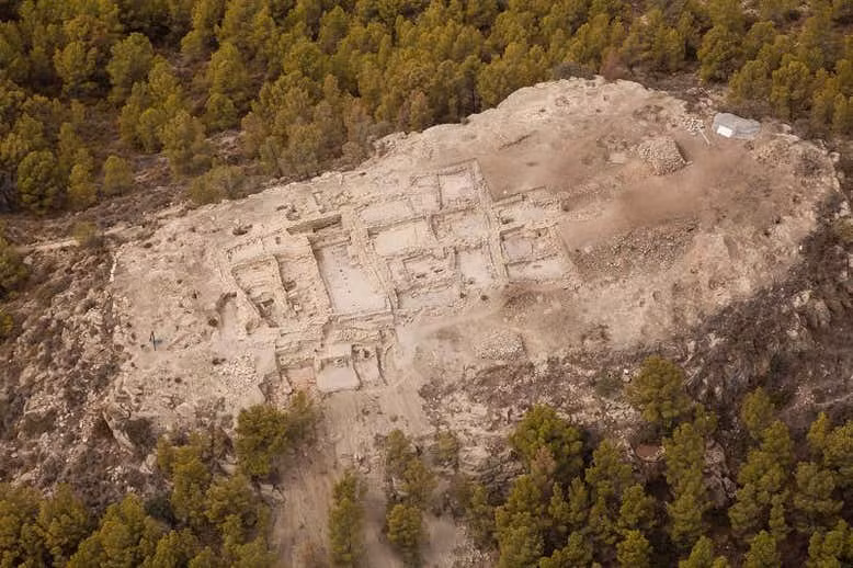 Kết quả các kiểm tra của các chuyên gia cho thấy người đàn ông qua đời khi khoảng 35 - 40 tuổi trong khi người phụ nữ tử vong ở độ tuổi từ 25 - 30.