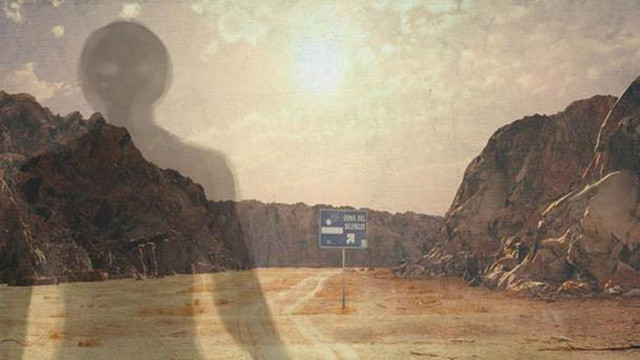 Sở dĩ giả thuyết này được nhiều người hứng thú là vì một số nhân chứng cho biết đã nhìn thấy những ánh sáng bí ẩn và các vật thể bay xuất hiện trên bầu trời vào buổi tối nghi là UFO.