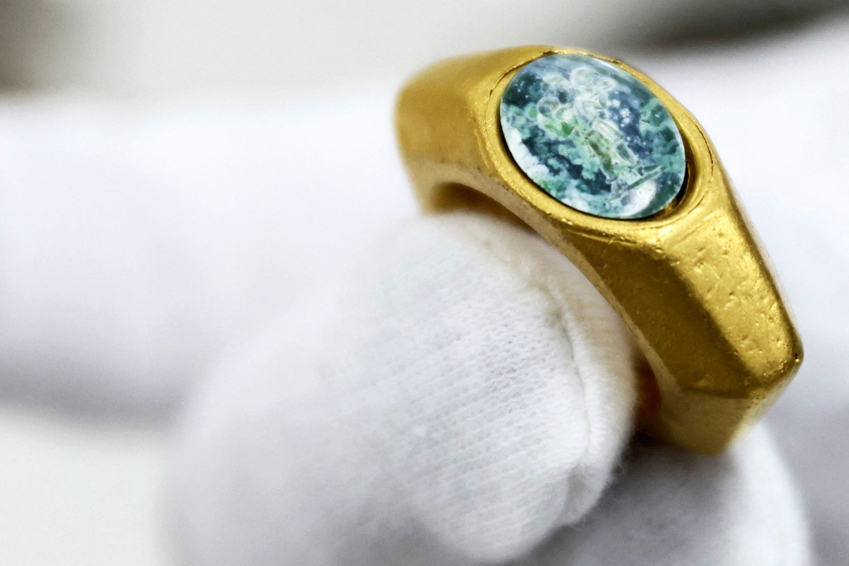 Chúa Jesus mặc áo dài tunic và vác một con cừu trên vai. Đây là hình tượng "Người chăn cừu tốt lành" nổi tiếng trong Cơ Đốc giáo mà nhiều người biết đến.