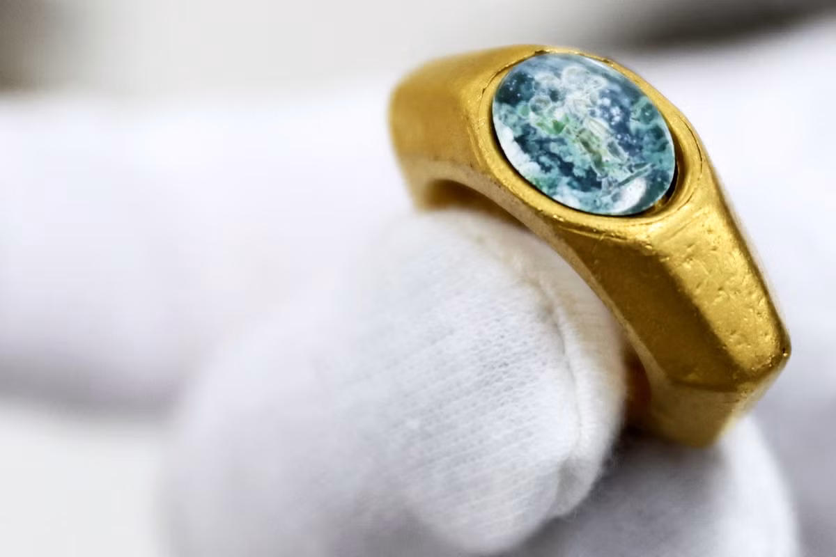 Chúa Jesus mặc áo dài tunic và vác một con cừu trên vai. Đây là hình tượng "Người chăn cừu tốt lành" nổi tiếng trong Cơ Đốc giáo mà nhiều người biết đến.